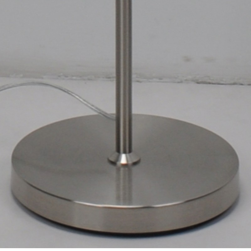 Stehlampe mit Schirm aus Leinenstoff