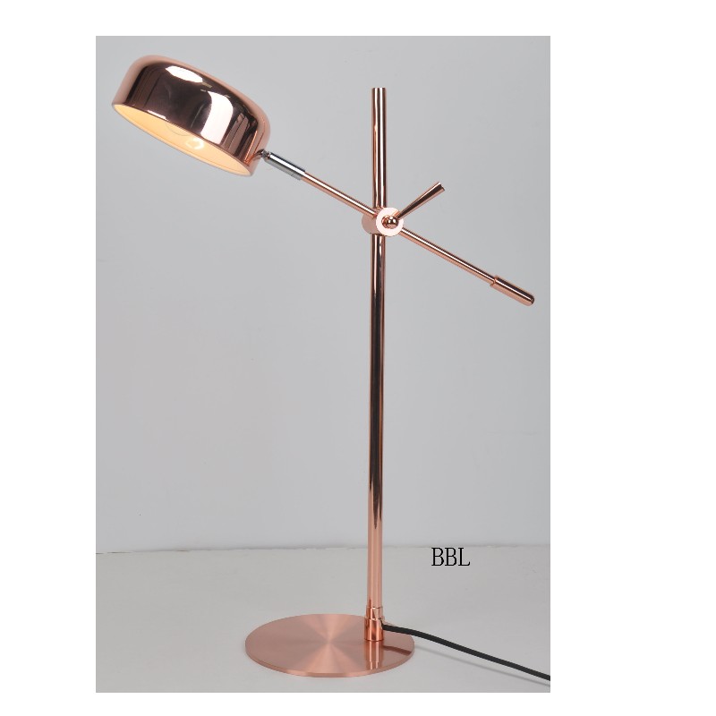 Tischleuchte mit Metallschirm und Einstellfunktion