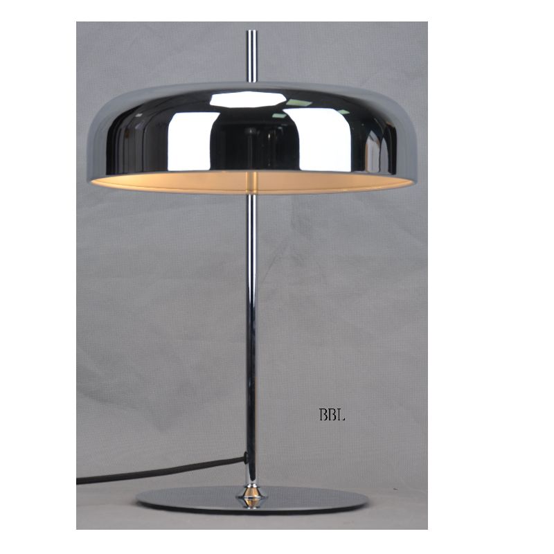 Tischlampe mit Metallschirm und flachem Fuß
