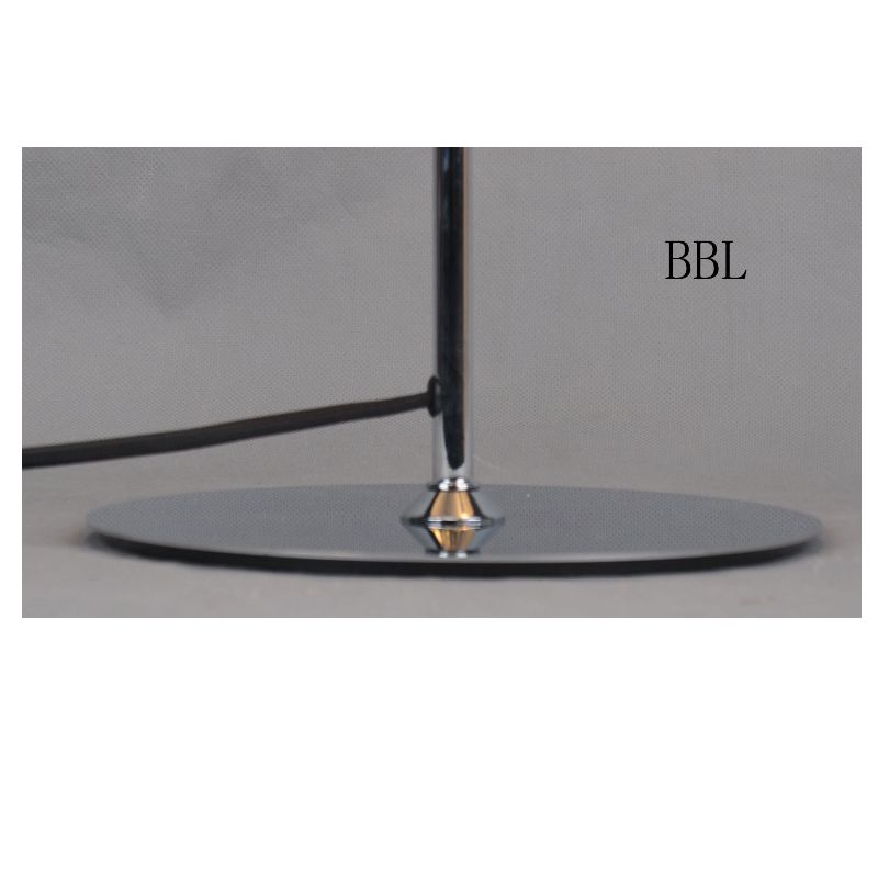 Tischlampe mit Metallschirm und flachem Fuß