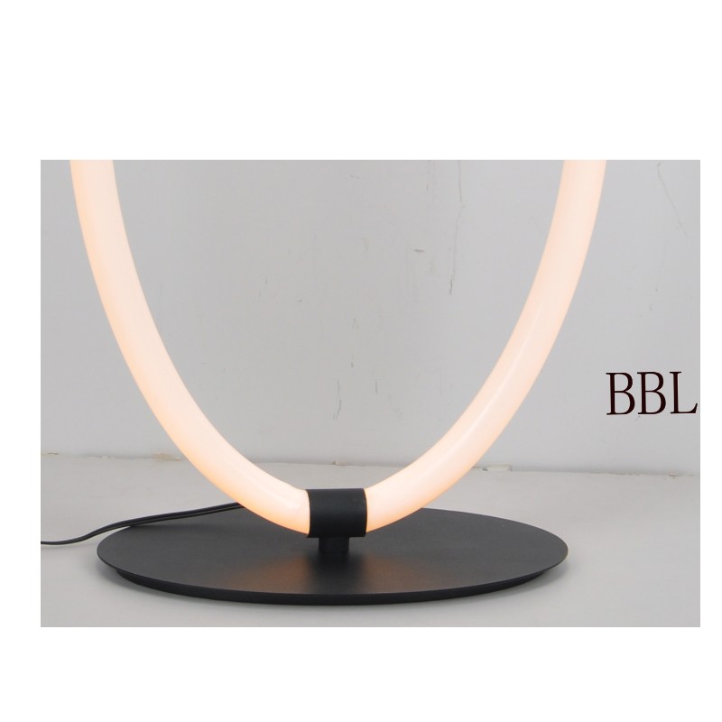 LED Tischlampe mit ovalem Acrylrohr