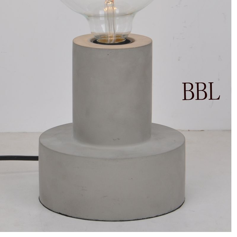 Tischleuchte mit 2-stufigem Betonsockel